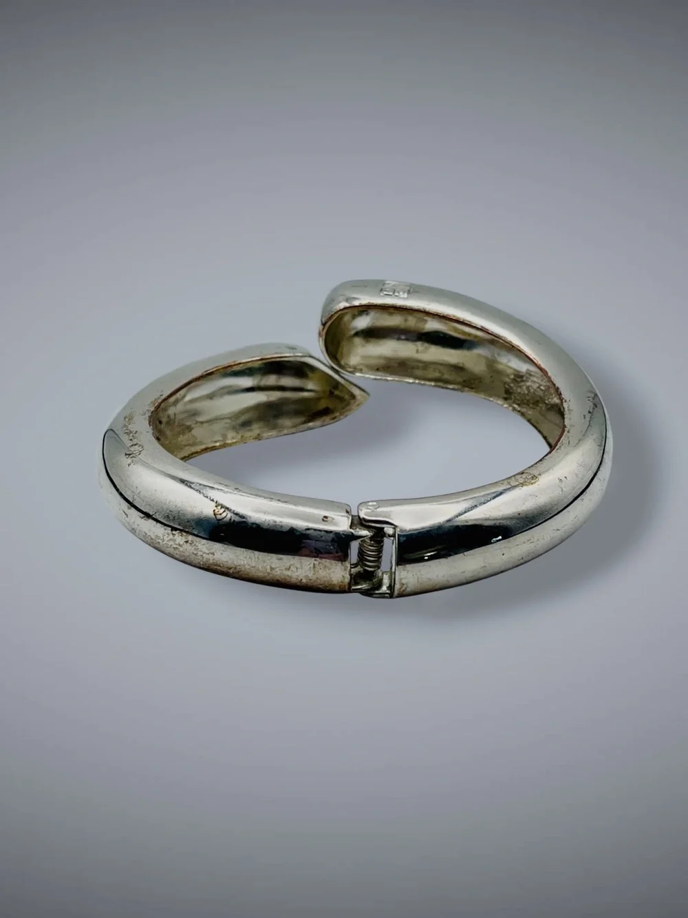 Vintage REO Chrome Glow Silver Modernist Hinged Clamper Bangle Bracelet